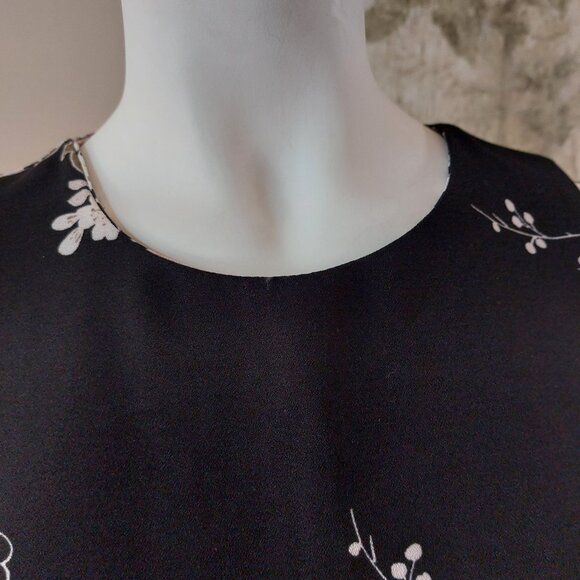 Dynamite Sleeveless Floral Top - Picture 7 of 15